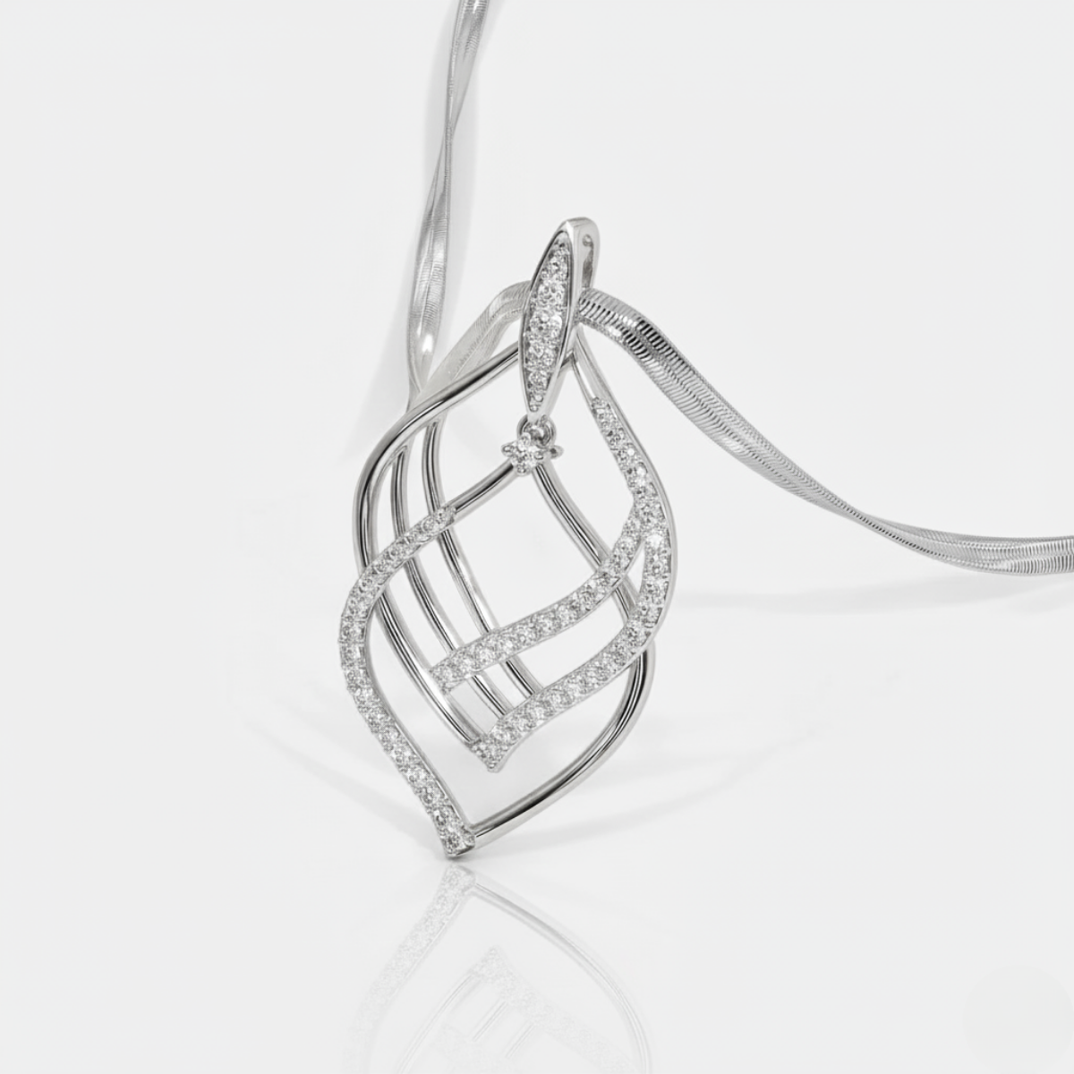 The Dafni Pendant with Chain